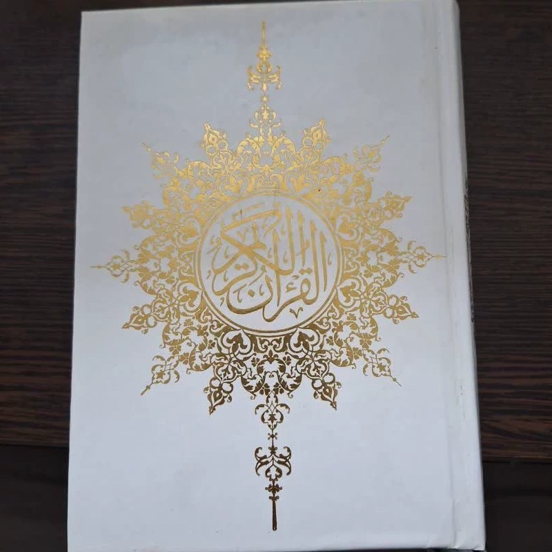 القران الکریم 
وزیری سلفون 
جلد تمام سفید طرح طلاکوبی 
ترجمه زیر