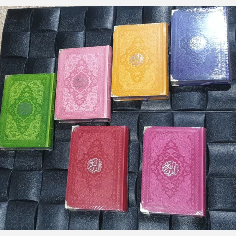 قرآن رقعی  گوشه فلزی روبان منگوله دار  داخل رنگی با جلدهای رنگی مترجم استاد انصاریان  خط عثمان طه