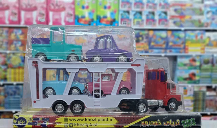 کامیون زرد خودروبر با ماشینهای بنفش و قرمز فانتزی