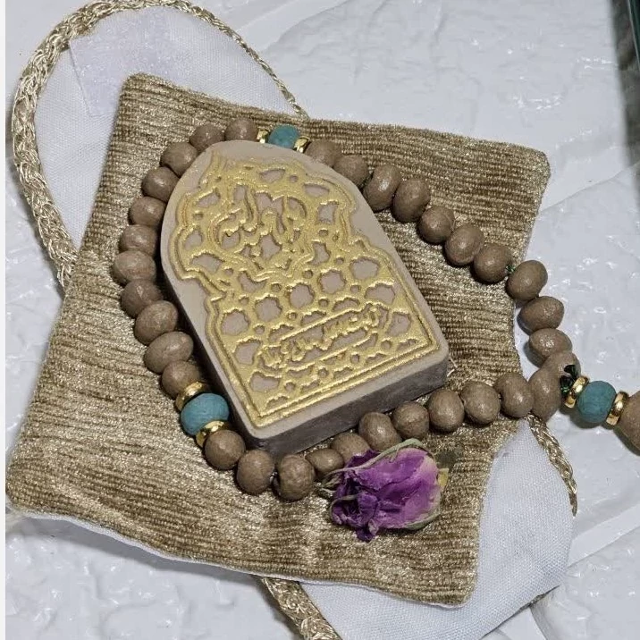 مهر و تسبیح دخیل و جانماز و گل محمدی سوغات